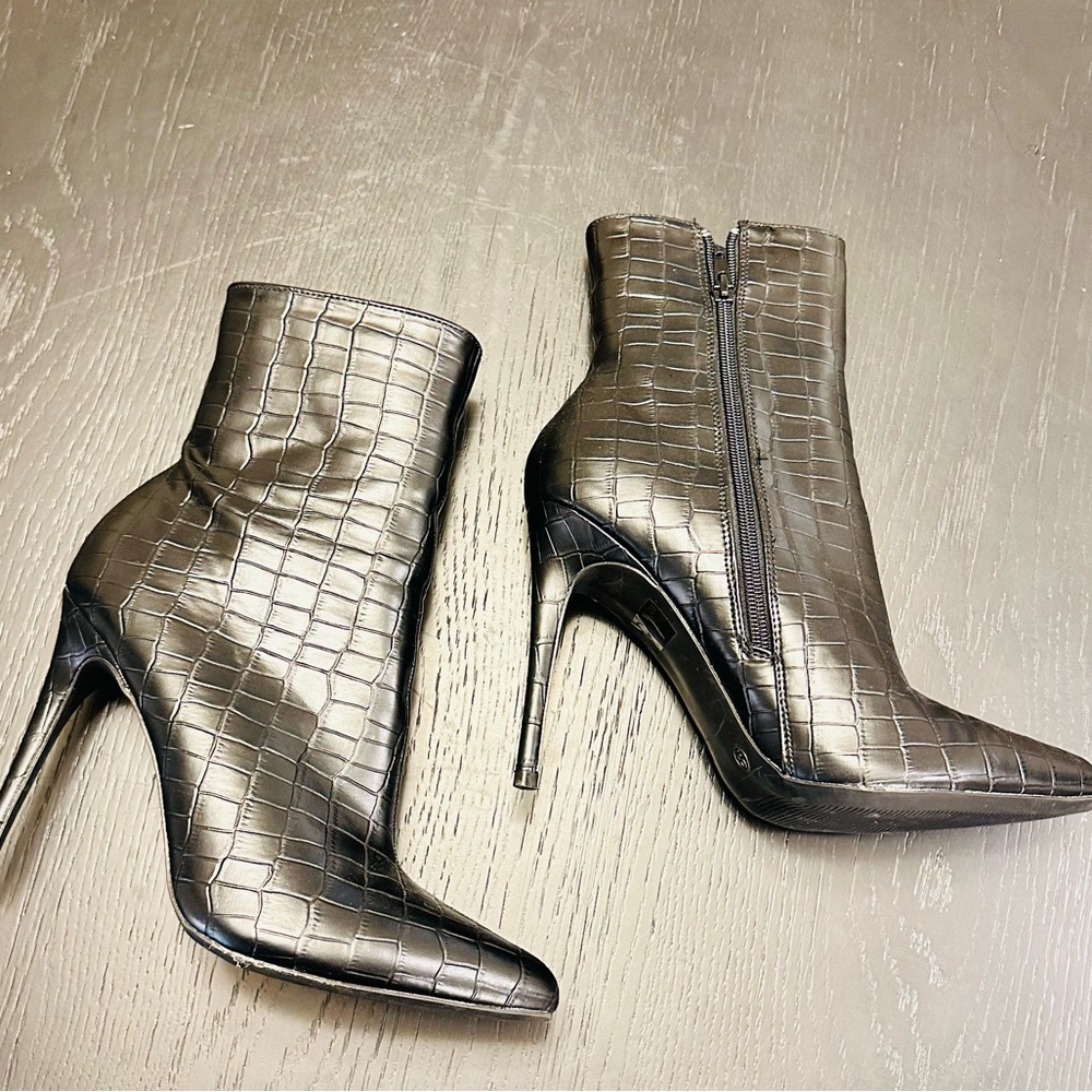 FASHION NOVA “Last Minute Booties” - Picture 6 of 9